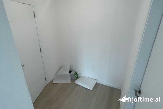 Ambiente Commerciale in Affitto 3+1 a Tirana - 700 Euro
