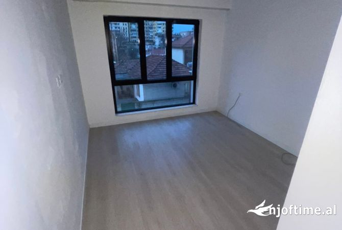 Ambiente Commerciale in Affitto 3+1 a Tirana - 750 Euro