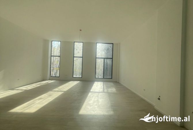 Ambiente Commerciale in Affitto 3+1 a Tirana - 2,000 Euro