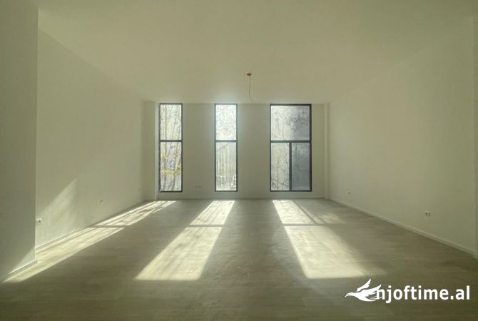 Ambiente Commerciale in Affitto 3+1 a Tirana - 2,000 Euro
