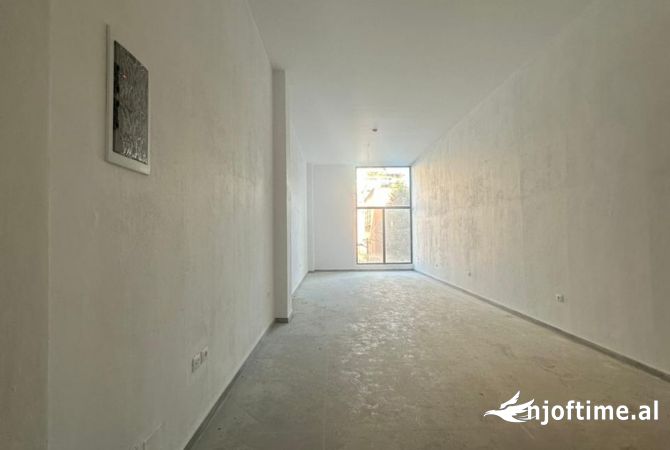 Ambiente Commerciale in Affitto 3+1 a Tirana - 1,500 Euro