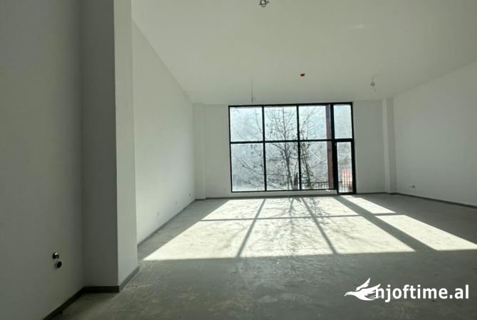Ambiente Commerciale in Affitto 3+1 a Tirana - 2,500 Euro