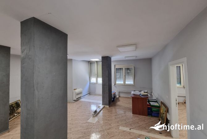 Ambiente Commerciale in Affitto 3+1 a Tirana - 500 Euro