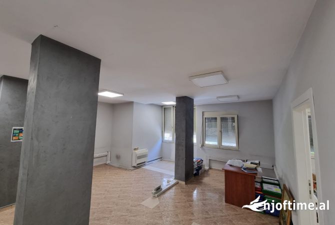 Ambiente Commerciale in Affitto 3+1 a Tirana - 500 Euro