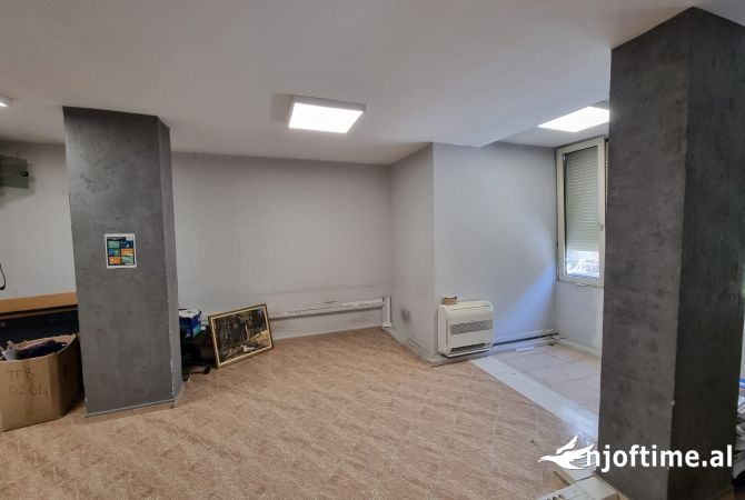 Ambiente Commerciale in Affitto 3+1 a Tirana - 500 Euro