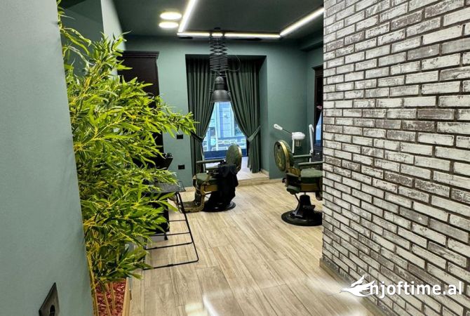 Ambiente Commerciale in Affitto 3+1 a Tirana - 2,200 Euro