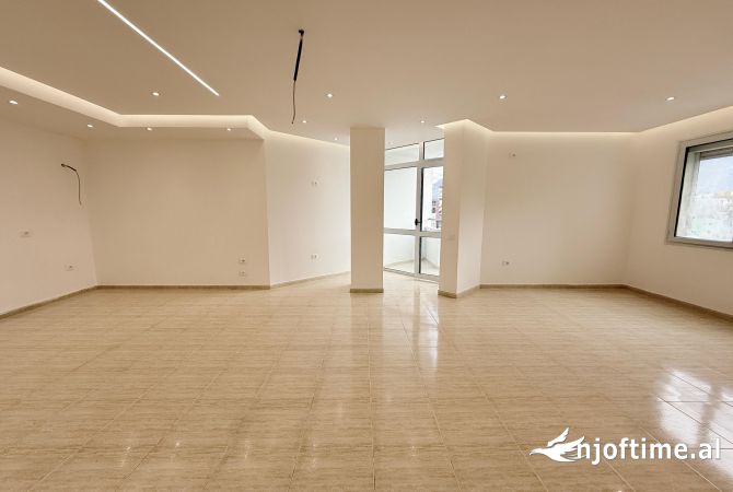 Ambiente Commerciale in Affitto 3+1 a Tirana - 1,700 Euro