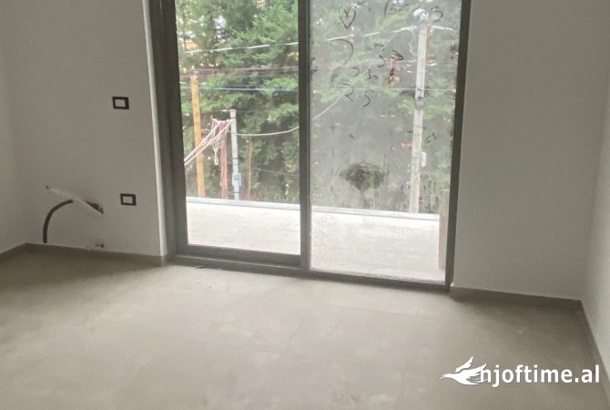 Ambiente Commerciale in Affitto 3+1 a Tirana - 450 Euro