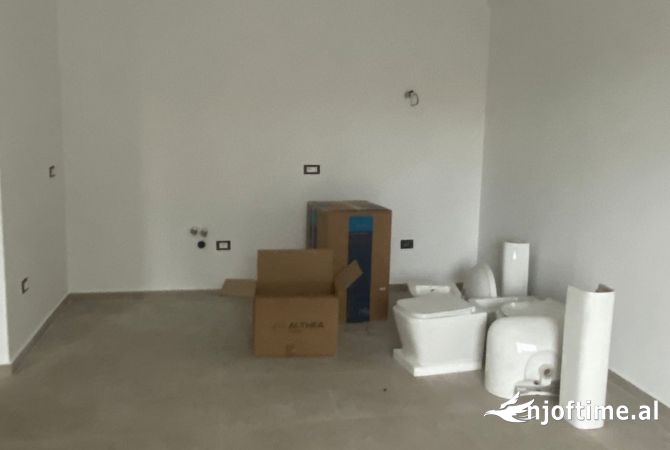 Ambiente Commerciale in Affitto 3+1 a Tirana - 450 Euro