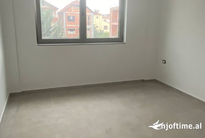 Ambiente Commerciale in Affitto 3+1 a Tirana - 450 Euro