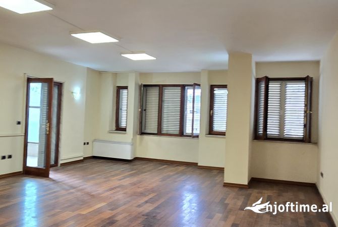 Ambiente Commerciale in Affitto 3+1 a Tirana - 2,000 Euro