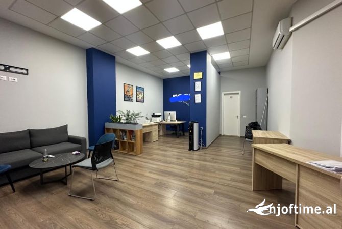 Ambiente Commerciale in Affitto 3+1 a Tirana - 500 Euro