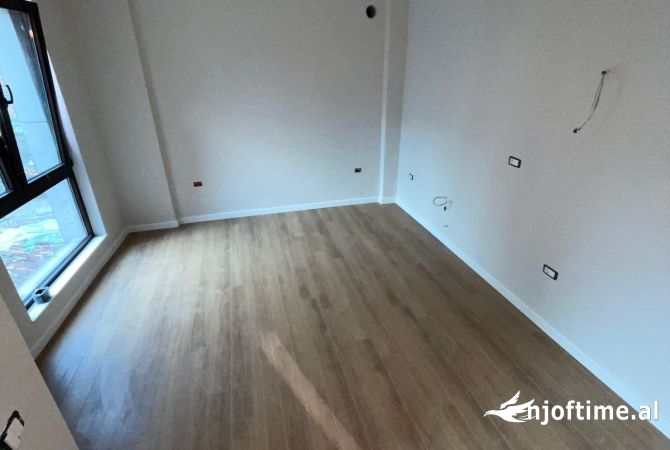 Ambiente Commerciale in Affitto 3+1 a Tirana - 750 Euro