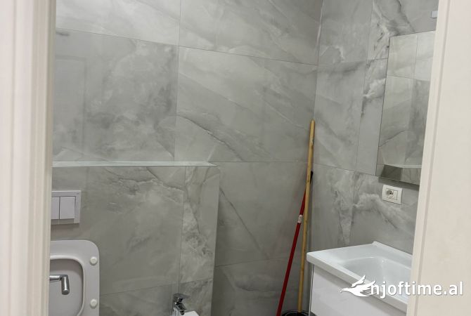 Shtepi me qera Apartament ne Tirane, 3+1, Mobilimi Bosh, pa mobiluar, Pagesa 750  Euro.