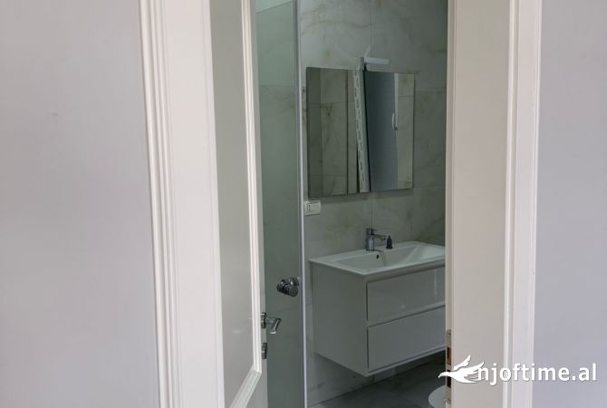 Shtepi me qera Apartament ne Tirane, 3+1, Mobilimi Bosh, pa mobiluar, Pagesa 750  Euro.