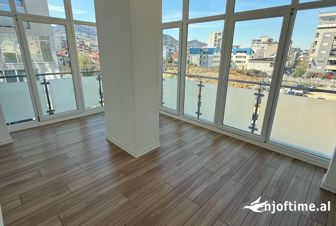 Ambiente Commerciale in Affitto 3+1 a Tirana - 1,500 Euro