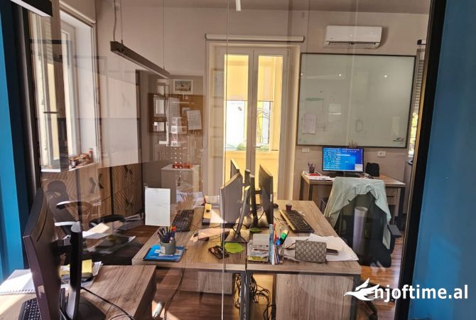 Ambiente Commerciale in Affitto 3+1 a Tirana - 1,700 Euro