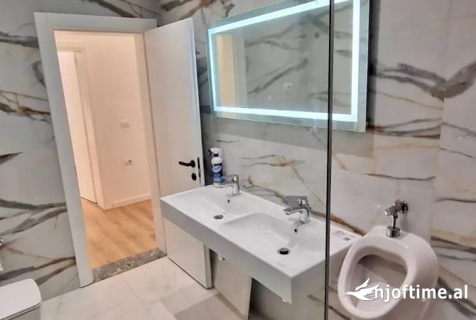 Ambiente Commerciale in Affitto 3+1 a Tirana - 900 Euro