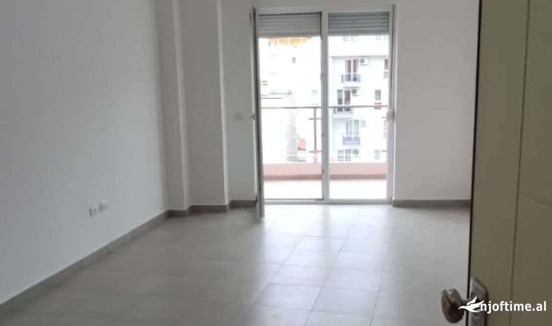 Shtepi ne shitje Apartament ne Lezhe, 1+1, Mobilimi Bosh, pa mobiluar, Pagesa 90,000  Euro.