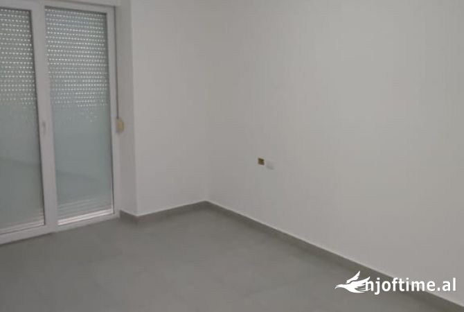 Shtepi ne shitje Apartament ne Lezhe, 1+1, Mobilimi Bosh, pa mobiluar, Pagesa 90,000  Euro.