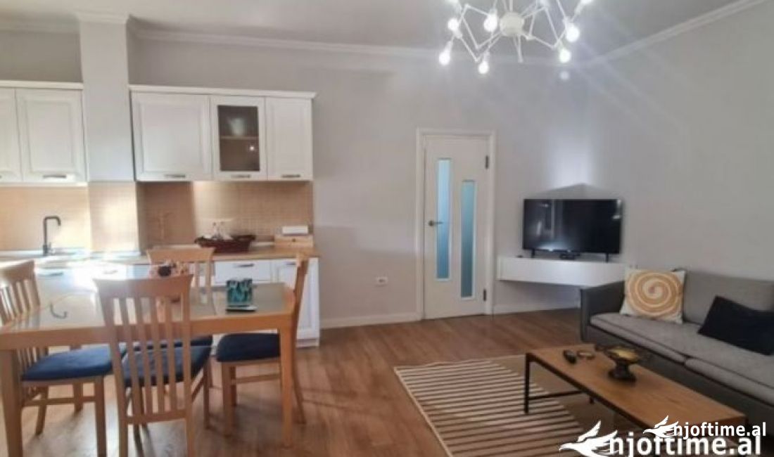 Shtepi ne shitje Apartament ne Tirane, 2+1, Mobilimi E mobiluar, Pagesa 160,000  Euro.