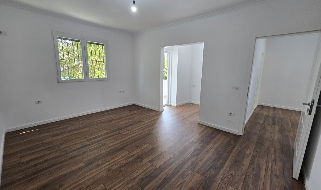Shtepi ne shitje Apartament ne Tirane, 1+1, Mobilimi Bosh, pa mobiluar, Pagesa 122,000  Euro.