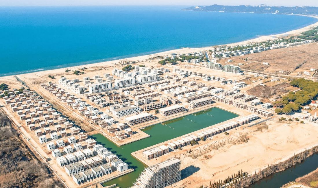 Shtepi ne shitje Vila Luksoze ne Durres, 3+1, Mobilimi Bosh, pa mobiluar, Pagesa 650,000  Euro.