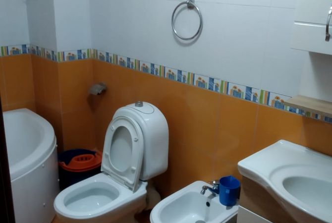 Shtepi me qera Apartament ne Tirane, 2+1, Mobilimi E mobiluar, Pagesa 450  Euro.