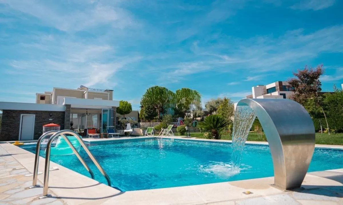 Shtepi ne shitje Vila Luksoze ne Tirane, 5+1, Mobilimi E mobiluar, Pagesa 1,500,000  Euro.