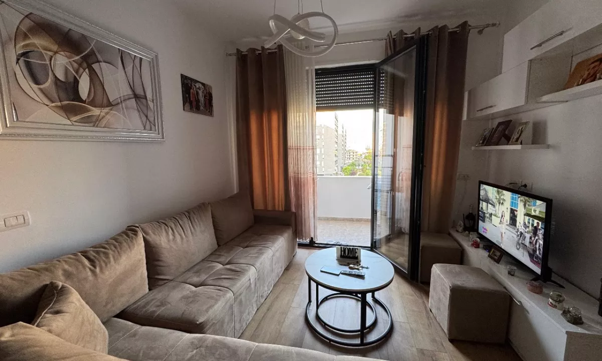 Shtepi ne shitje Apartament ne Tirane, 2+1, Mobilimi E mobiluar, Pagesa 160,000  Euro.