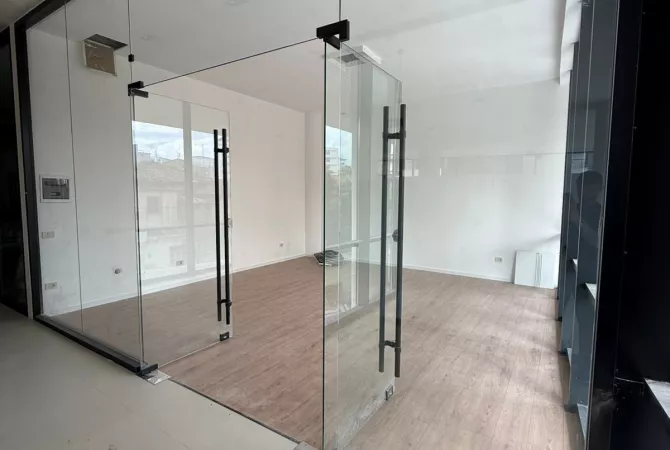 Business Property for Rent 3+1 in Tirana - 1,000 Euro