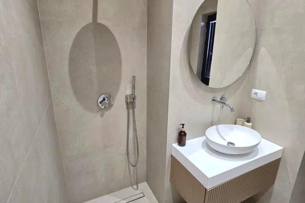 Shtepi ne shitje Apartament ne Tirane, 1+1, Mobilimi E mobiluar, Pagesa 220,000  Euro.