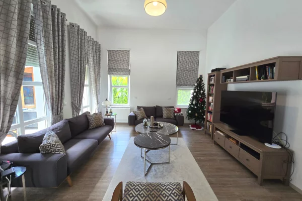 Shtepi ne shitje Vila Luksoze ne Tirane, 5+1, Mobilimi E mobiluar, Pagesa 1,600,000  Euro.