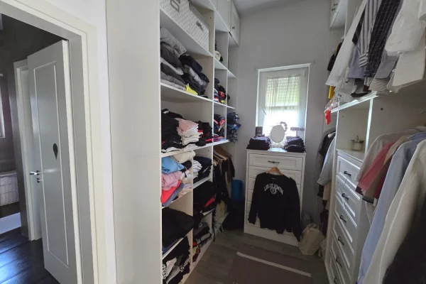 Shtepi ne shitje Vila Luksoze ne Tirane, 5+1, Mobilimi E mobiluar, Pagesa 1,600,000  Euro.