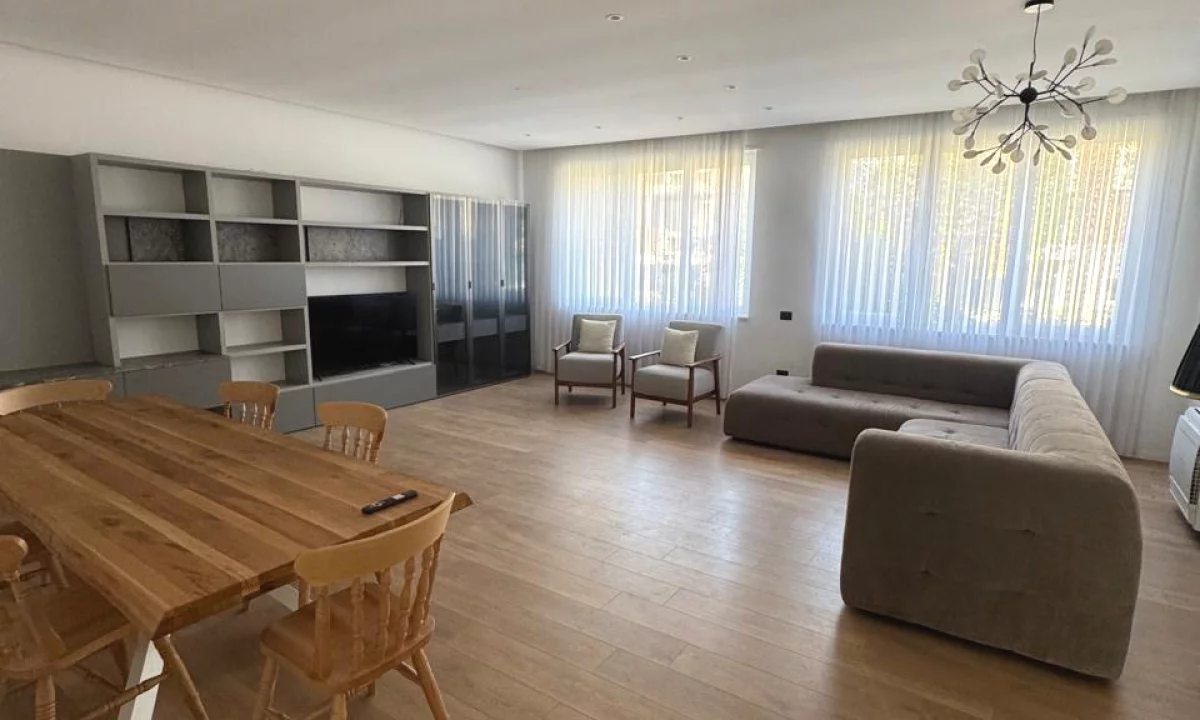 Shtepi ne shitje Vila Luksoze ne Tirane, 4+1, Mobilimi Pjeserisht e mobiluar, Pagesa 695,000  Euro.