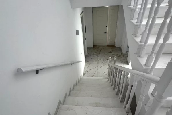 Shtepi ne shitje Vila Luksoze ne Tirane, 4+1, Mobilimi Pjeserisht e mobiluar, Pagesa 695,000  Euro.