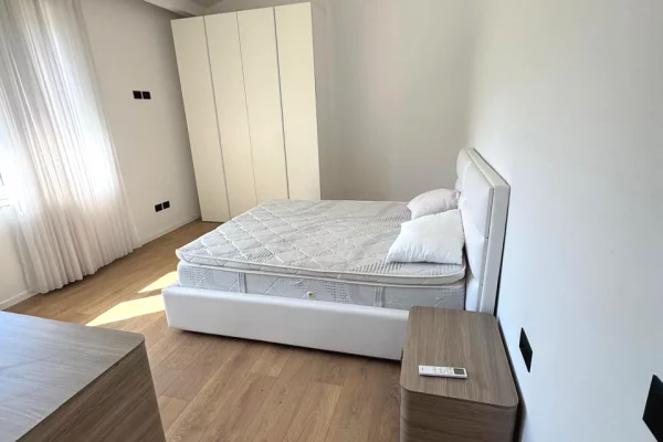 Shtepi ne shitje Vila Luksoze ne Tirane, 4+1, Mobilimi Pjeserisht e mobiluar, Pagesa 695,000  Euro.