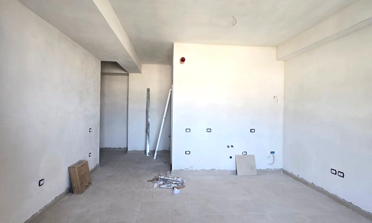 Shtepi ne shitje Apartament ne Tirane, Garsoniere, Mobilimi Bosh, pa mobiluar, Pagesa 85,000  Euro.