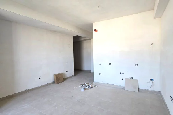 Shtepi ne shitje Apartament ne Tirane, Garsoniere, Mobilimi Bosh, pa mobiluar, Pagesa 85,000  Euro.