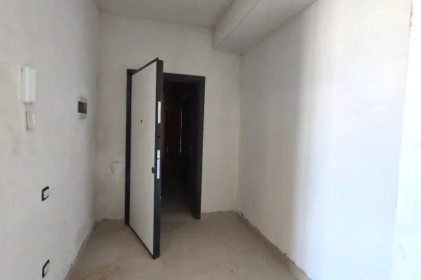 Shtepi ne shitje Apartament ne Tirane, Garsoniere, Mobilimi Bosh, pa mobiluar, Pagesa 85,000  Euro.