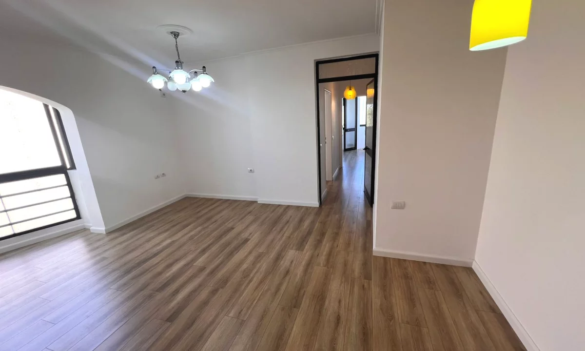 Shtepi ne shitje Apartament ne Tirane, 2+1, Mobilimi Bosh, pa mobiluar, Pagesa 165,000  Euro.
