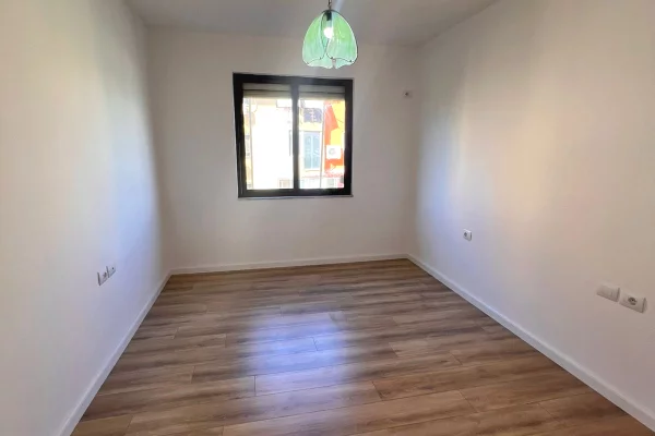 Shtepi ne shitje Apartament ne Tirane, 2+1, Mobilimi Bosh, pa mobiluar, Pagesa 165,000  Euro.