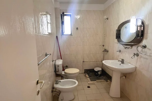 Shtepi ne shitje Apartament ne Tirane, 2+1, Mobilimi Bosh, pa mobiluar, Pagesa 165,000  Euro.