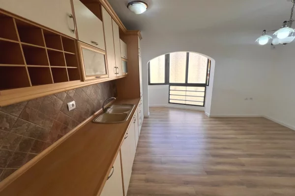 Shtepi ne shitje Apartament ne Tirane, 2+1, Mobilimi Bosh, pa mobiluar, Pagesa 165,000  Euro.