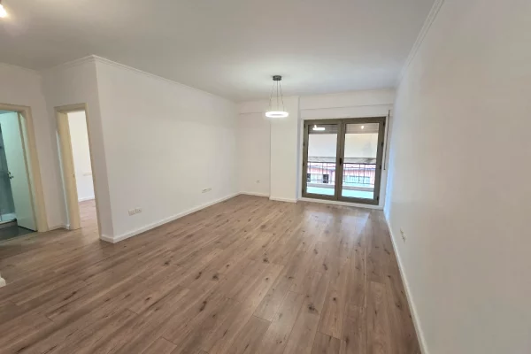 Shtepi ne shitje Apartament ne Tirane, 1+1, Mobilimi Bosh, pa mobiluar, Pagesa 218,000  Euro.