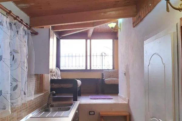 Shtepi ne shitje Apartament ne Tirane, 2+1, Mobilimi E mobiluar, Pagesa 140,000  Euro.