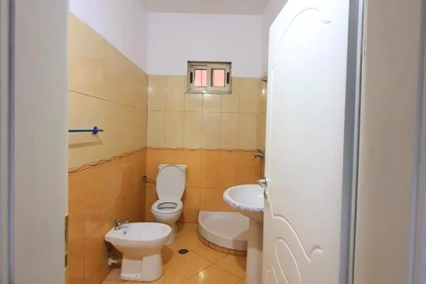 Shtepi ne shitje Apartament ne Tirane, 2+1, Mobilimi E mobiluar, Pagesa 140,000  Euro.