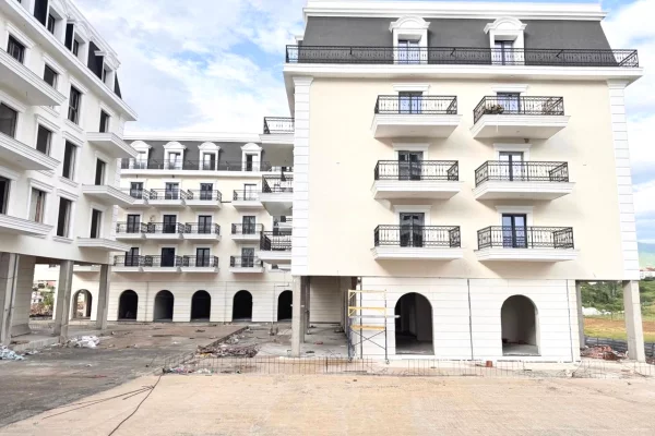 Shtepi ne shitje Apartament ne Tirane, 1+1, Mobilimi Bosh, pa mobiluar, Pagesa 92,400  Euro.