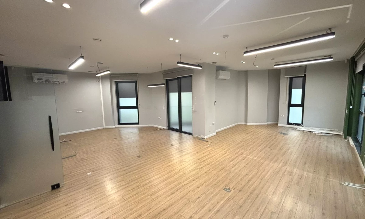 🏢Jepet Zyre me Qira ne Qender Prane Bulevardit Zogu i Pare!