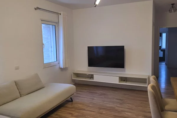 Shtepi ne shitje Apartament ne Tirane, 3+1, Mobilimi E mobiluar, Pagesa 141,000  Euro.